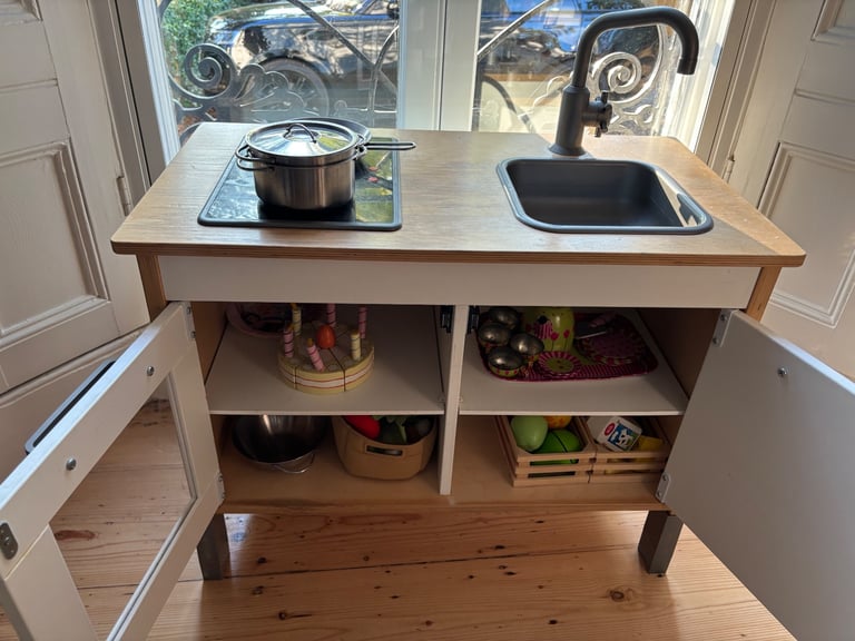 Toy kitchen unit with toy food