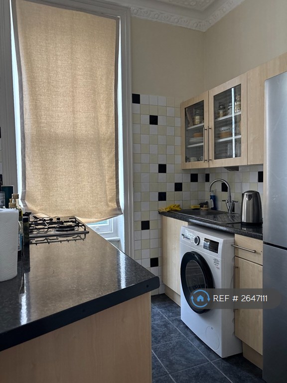 1 bedroom flat in Gwendwr Road, London, W14 (1 bed) (#2647111)