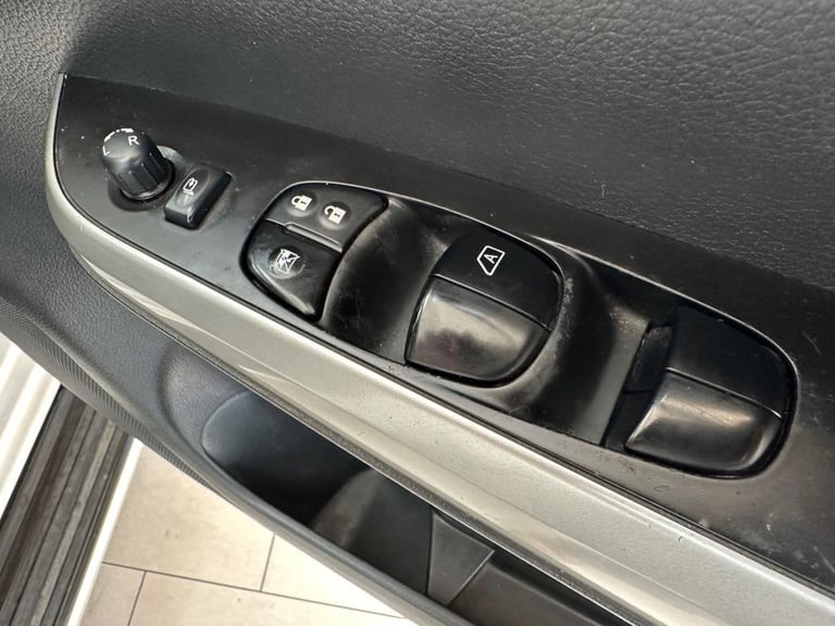 2016 Nissan Navara 2.3 dCi Tekna Pickup Double Cab 4dr Diesel Auto 4WD Euro 6 (190 ps) PICKUP Die...