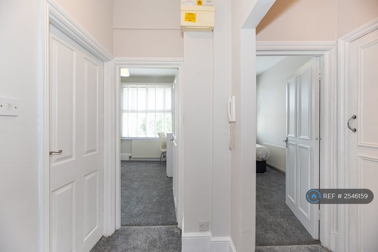 2 bedroom flat in West Cromwell Road, London, SW5 (2 bed) (#2546159)