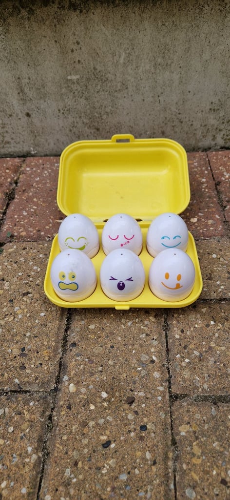  TOMY HIDE AND SQUEAK EGGS. EXCELLENT CONDITION.