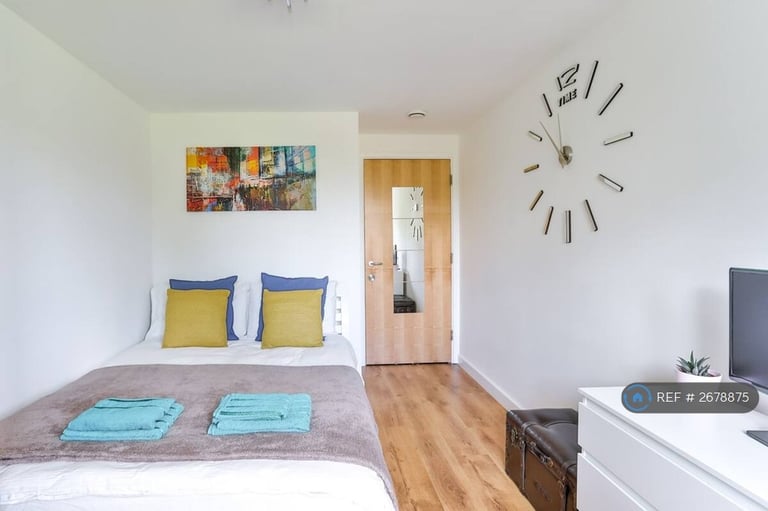 2 bedroom flat in Mollison Drive, Wallington, SM6 (2 bed) (#2678875)