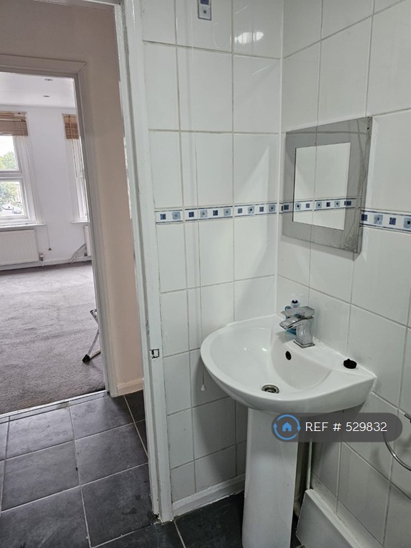 Studio flat in Lee High Road, London, SE13 (#529832)