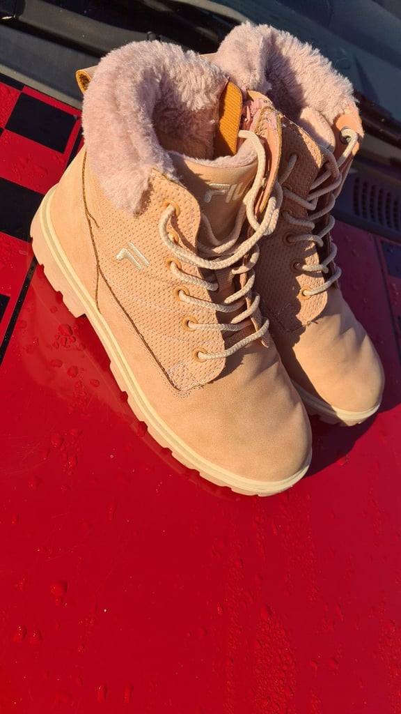 Fila salmon pink zip fastening desert boots with decorative laces uk2 in fantastic condition. 