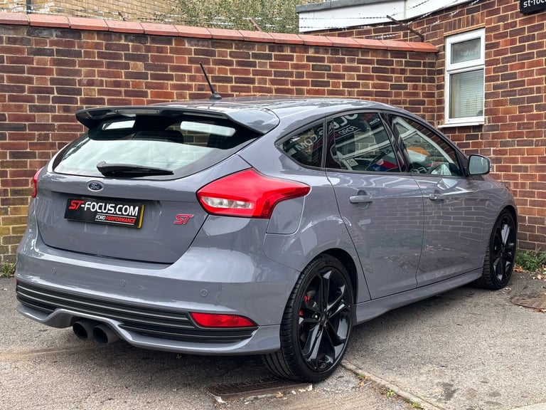 2017 Ford Focus 2.0T EcoBoost ST-3. LOW OWNERS  LOW MILEAGE  MOUNTUNE EXHAUST.
