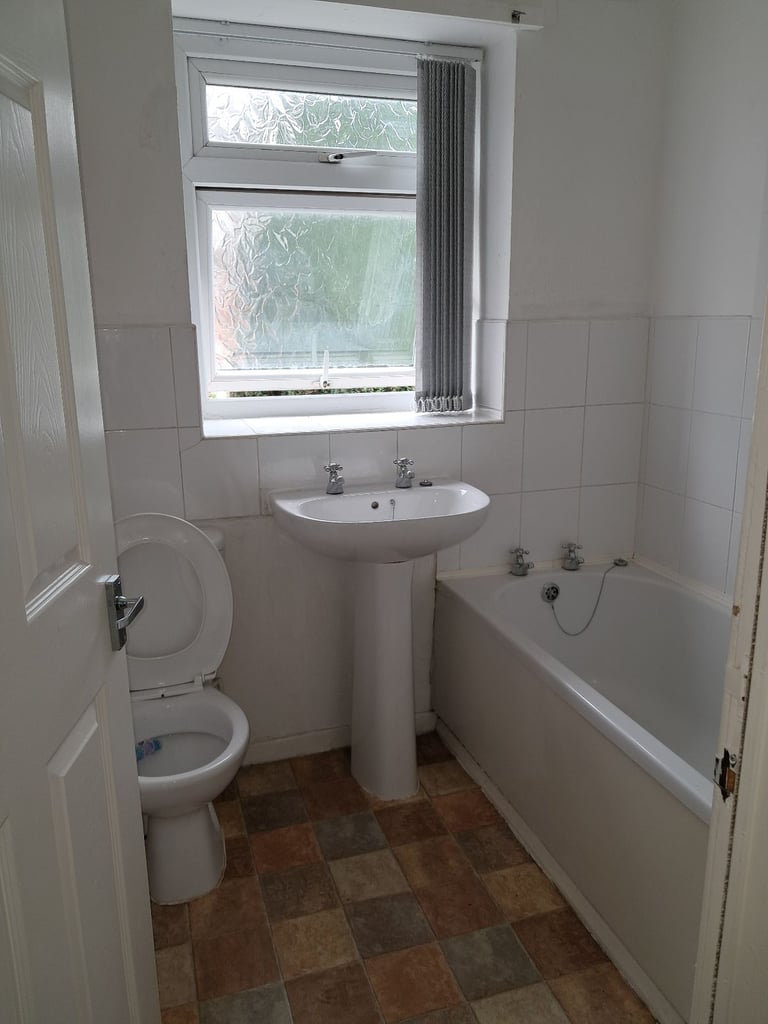 Two bedroom Entire House to Rent in Oldham Town Centre 