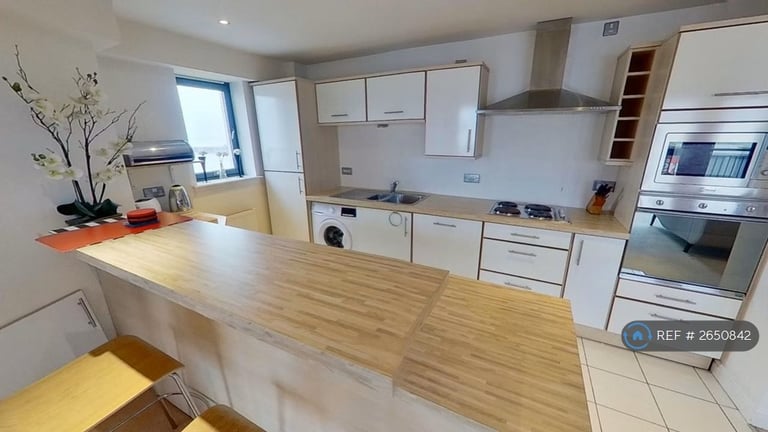2 bedroom flat in Lochinvar Drive, Edinburgh, EH5 (2 bed) (#2650842)