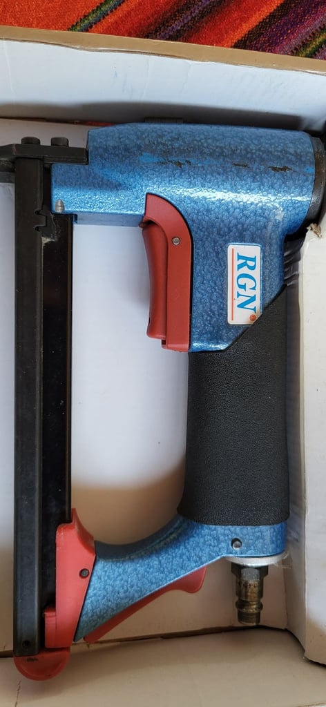 image for AIR STAPLE GUN HEAVY DUTY 71 SERIES STAPLES FINE WIRE IDEAL FOR UPHOLSTERY