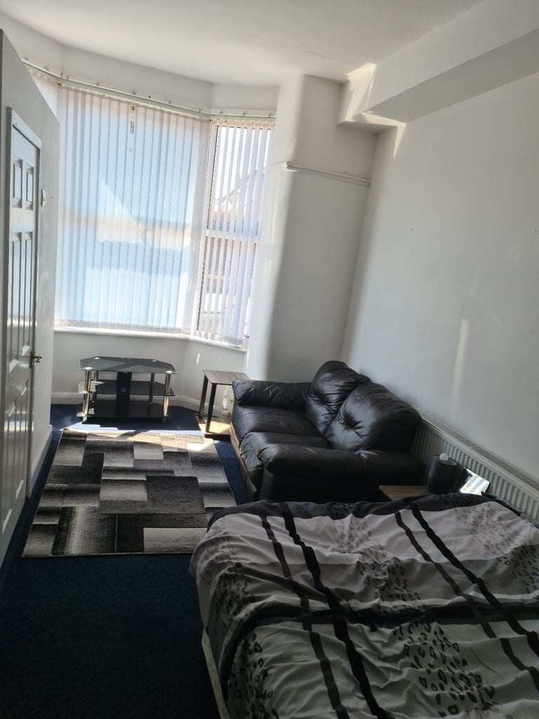 Bedsit with ensuite bathroom to let Rock Ferry