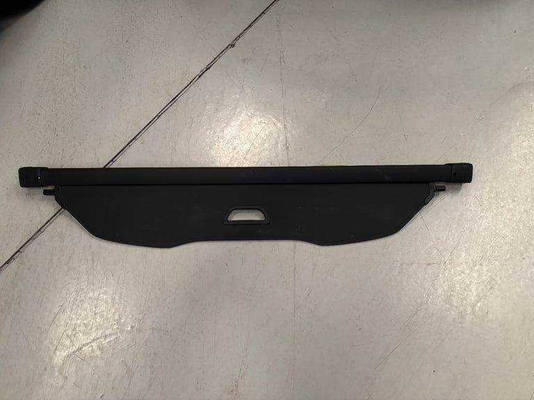 Mercedes GLB parcel shelf