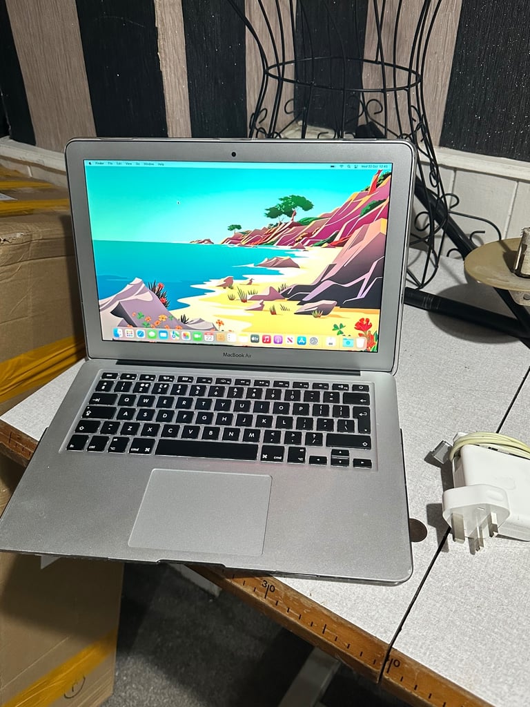 MacBook Air 2017 massive 512GB SSD 8GB ram working absolutely fine good battery with protective case