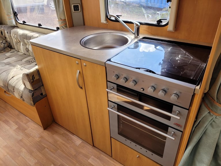 * SALE AGREED*Swift Fairway 590 2005 Twin Axle 6 Berth - Motor Mover, Fixed Bunk