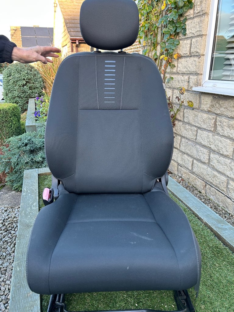 image for 2010 Megane Coupe passenger seat 