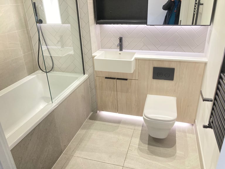 New Build Quality Lift Concierge Balcony Flat 2 Bed 2 Bath Gardens Gym Lounge Cinema Near Rail Bus