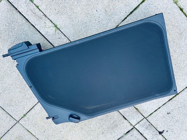 Wind deflector with carrying case