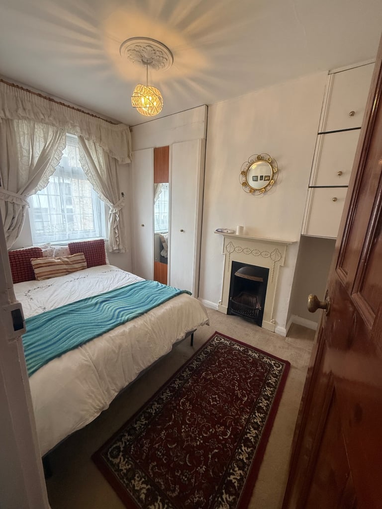 Double room in cozy river side house in Canary Wharf 