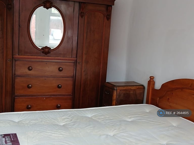 1 bedroom flat in Vale Road, London, N4 (1 bed) (#2644615)
