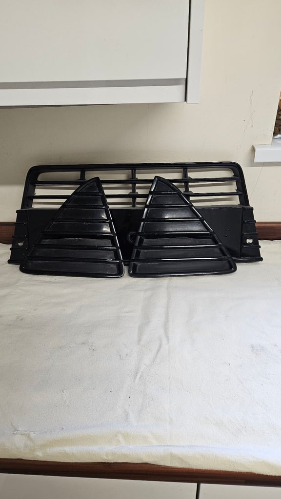 GENUINE FORD FOCUS MK3 TITANIUM X FRONT GRILLS AND BOTTOM GRILLS 