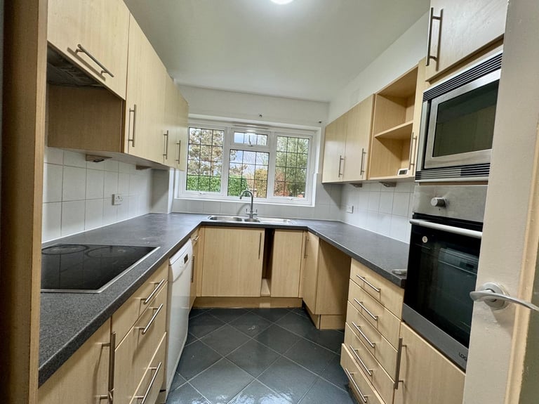 Spacious 2 Bedroom Ground floor Flat Rear Garage - Mardon , Westfield Park , Hatch End, HA5 4JQ