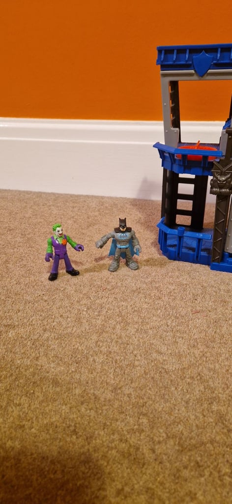 FISHER PRICE IMAGINEXT GOTHAM CITY JAIL. EXCELLENT CONDITION. AS NEW.