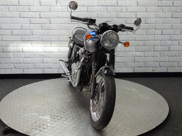 TRIUMPH BONNEVILLE T120, 2021/71, 8,842 MILE WITH FSH, BLUS AND SILVER