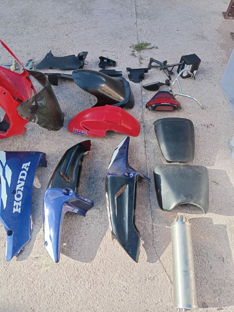 CBR 900 RR FIREBLADE FAIRINGS,CLOCKS LIGHTS BRAKE AN CLUTCH LEAVER STAND ECT