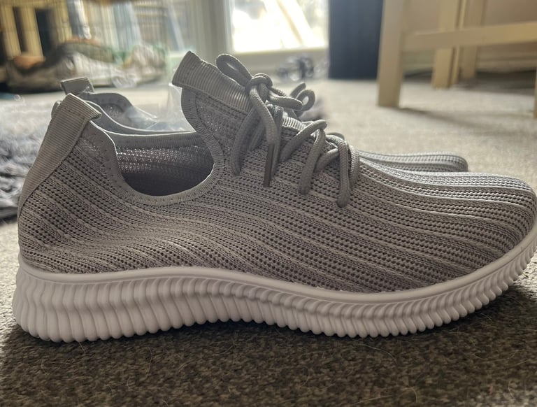 Brand new size 6 trainers 