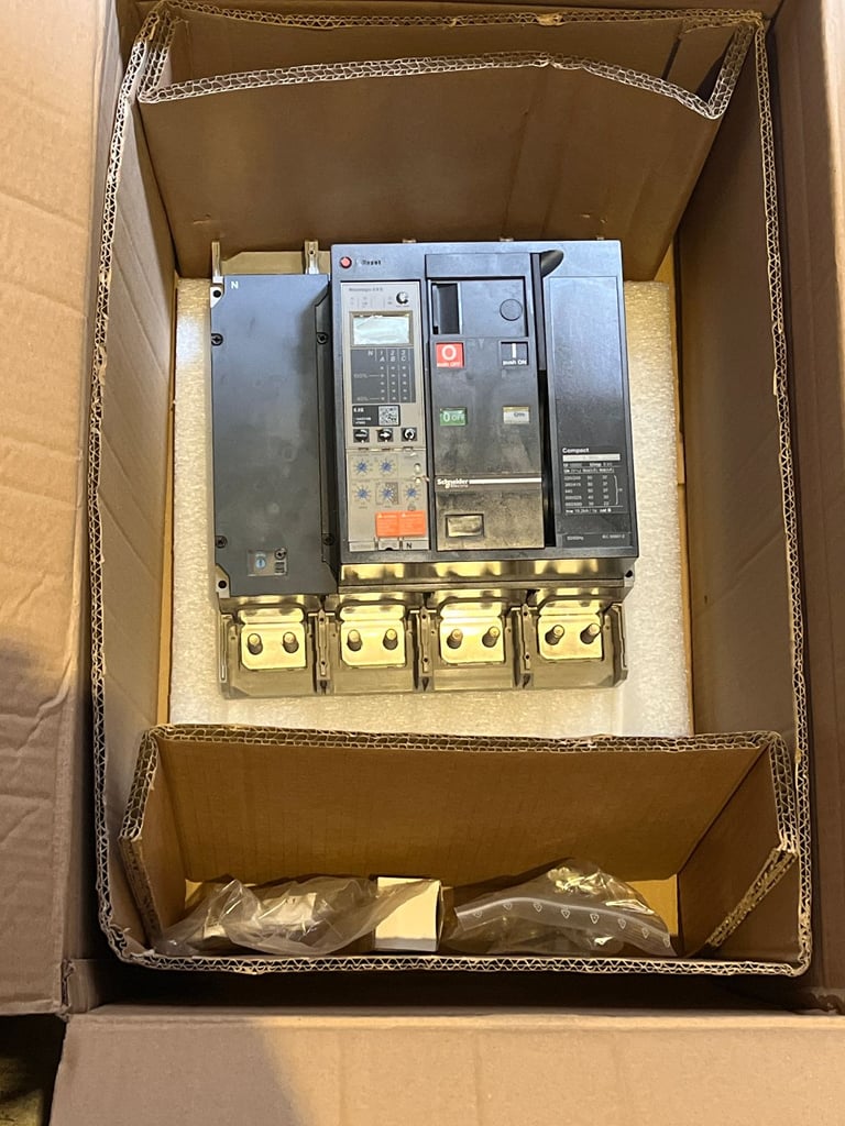 image for Schneider ComPacT NS1250N 4P 1250A 1000V Micrologic 5.0E – NEW Old Stock (Open Box)