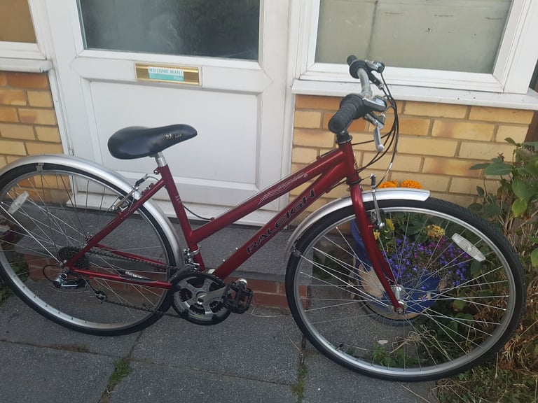 LADIES RALEIGH HYBRID BIKE 700c WHEEL BIKE 17" FRAME GOOD CONDITION