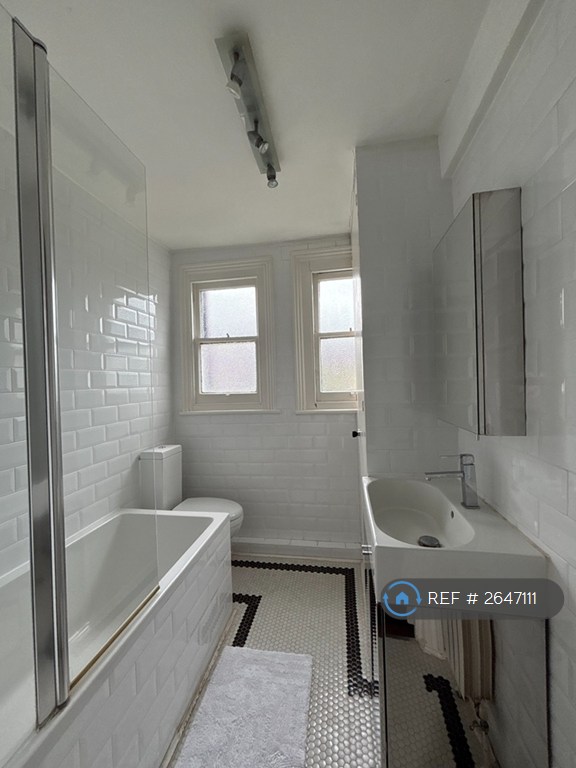 1 bedroom flat in Gwendwr Road, London, W14 (1 bed) (#2647111)