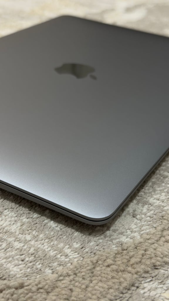 13" Macbook Air (M1) – Excellent Condition