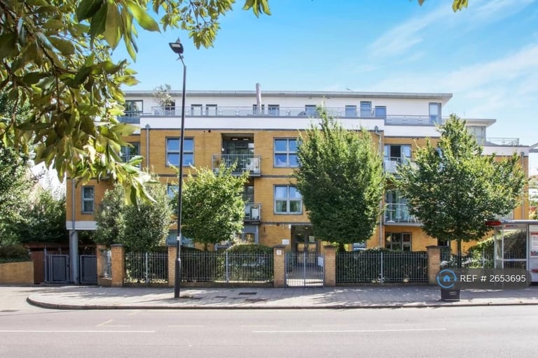 1 bedroom flat in Pembroke House, London, SW4 (1 bed) (#2653695)