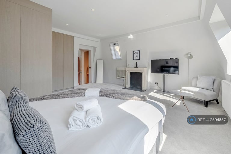 4 bedroom house in Warwick Gardens, London, W14 (4 bed) (#2594857)