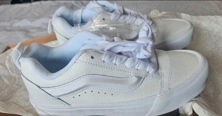 White Knu skool leather vans size 4
