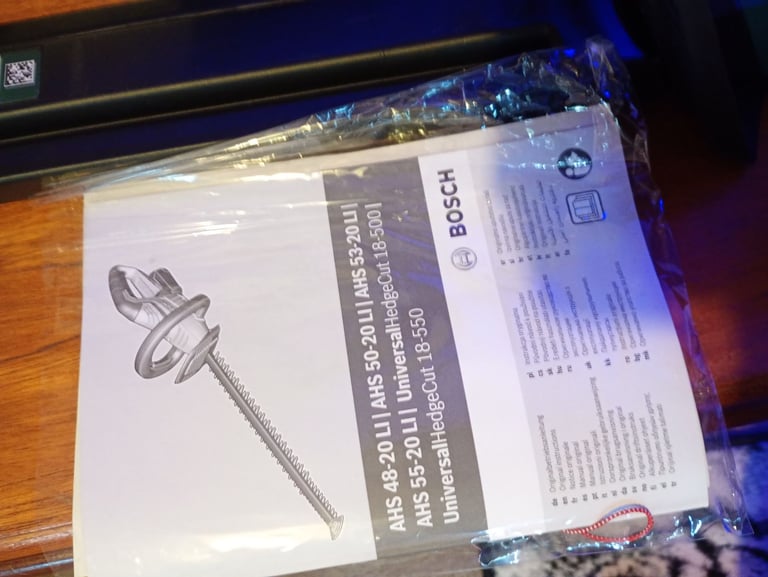 Bosch cordless universal hedge trimmer new 