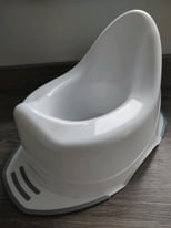 BRAND NEW WHITE POTTY
GOOD QUALITY FOR 18 MONTHS +
BOUGHT FOR A CAR JO