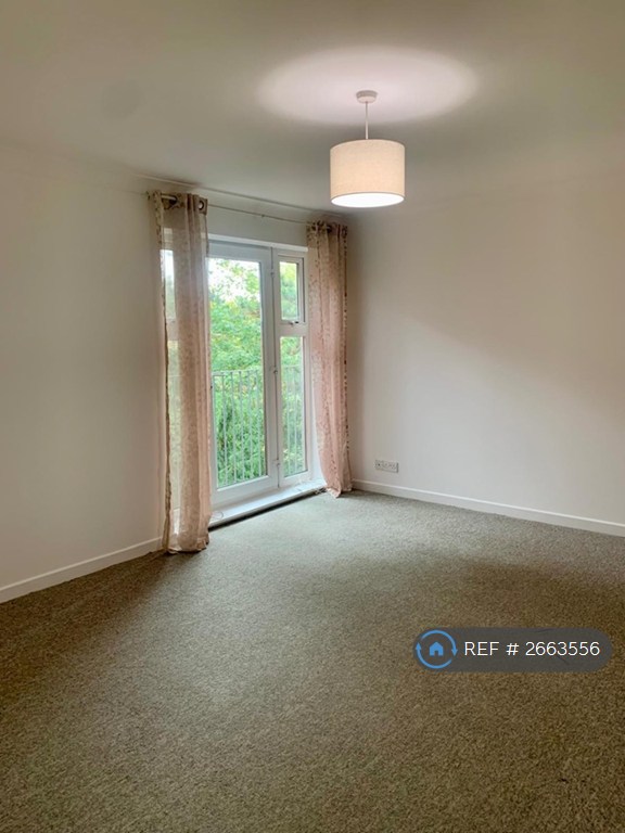 2 bedroom flat in Pineridge Gardens, Reading, RG30 (2 bed) (#2663556)