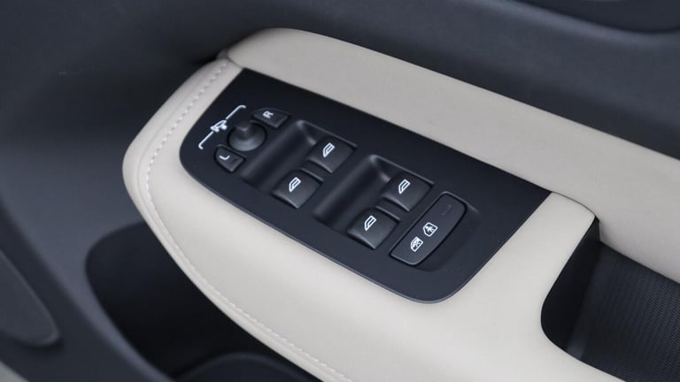  Volvo XC60 T6 AWD PHEV Plus Dark (360 Camera, Harman/Kardon, Adaptive Cruise) Petrol/Electric Hy...