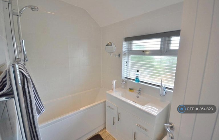 1 bedroom flat in Wiltshire Avenue, Slough, SL2 (1 bed) (#2641323)