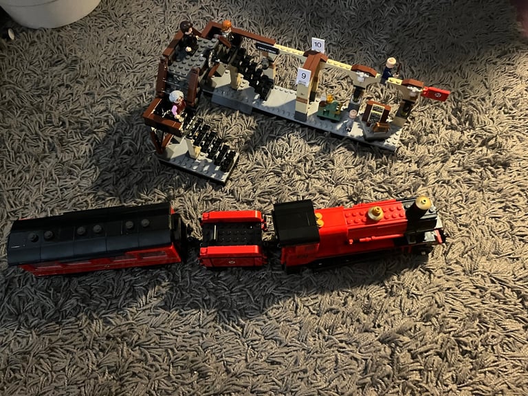 Harry Potter Lego set-platform 9 3/4 and train