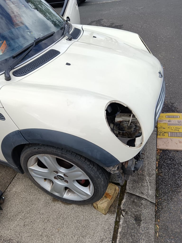 Mini R50 pepper white bonnet and grill, grill is loose,