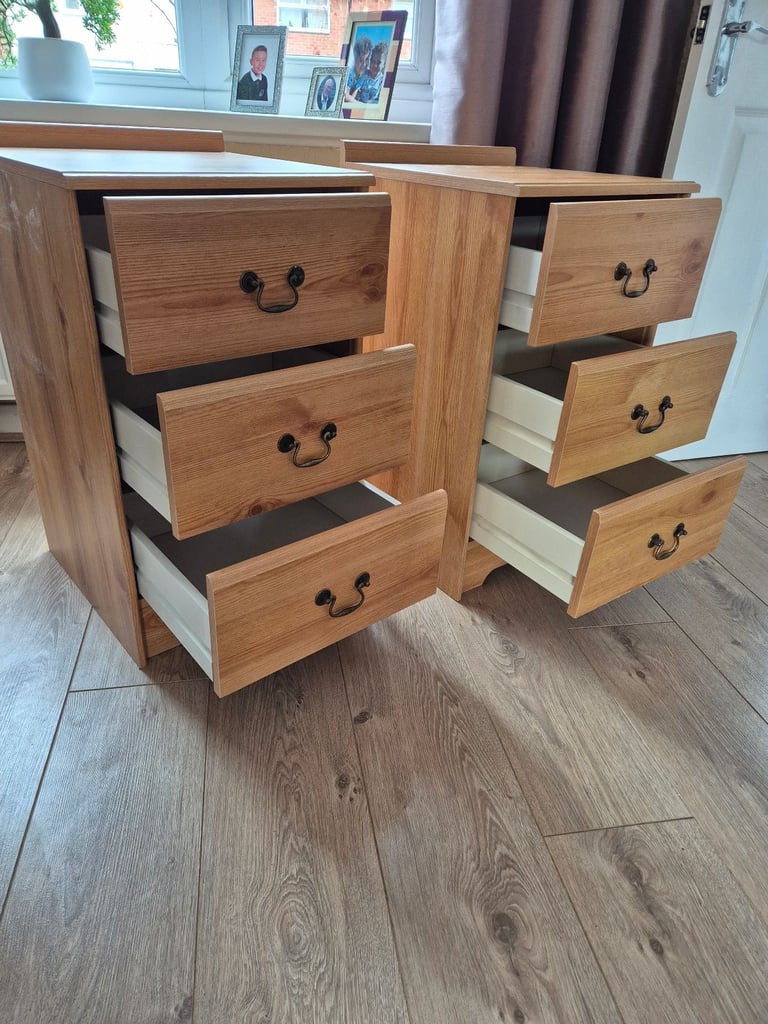 Bedside cabinets 