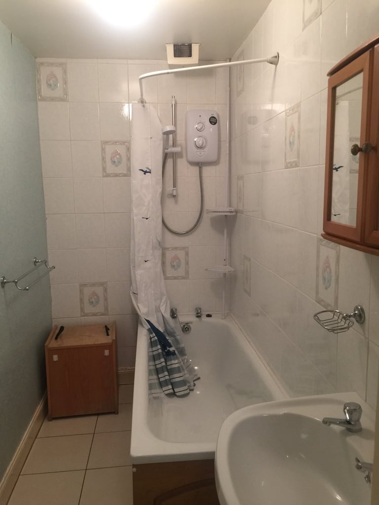  Spacious 3-Bed Flat in Dalry – Quiet Location, Excellent Transport Links