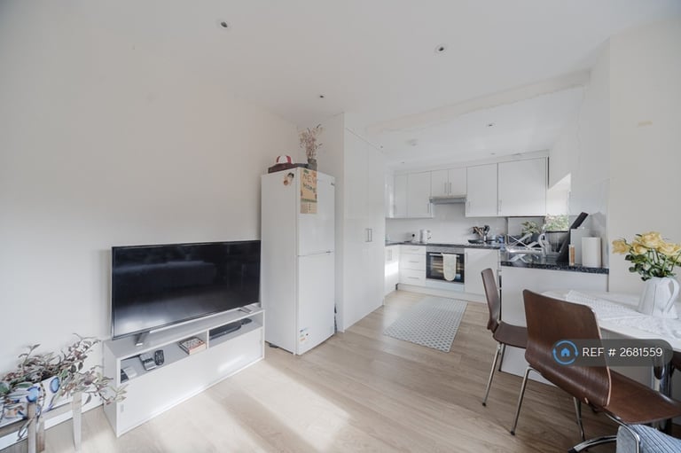 3 bedroom flat in Crowther Avenue, Brentford, TW8 (3 bed) (#2681559)