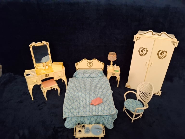 Vintage Sindy bedroom furniture. 