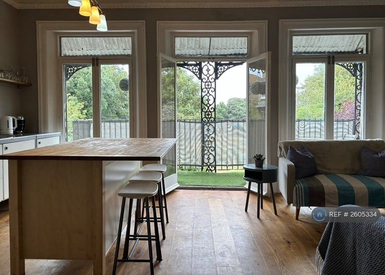 2 bedroom flat in Adrian Square, Westgate On Sea, CT8 (2 bed) (#2605334)