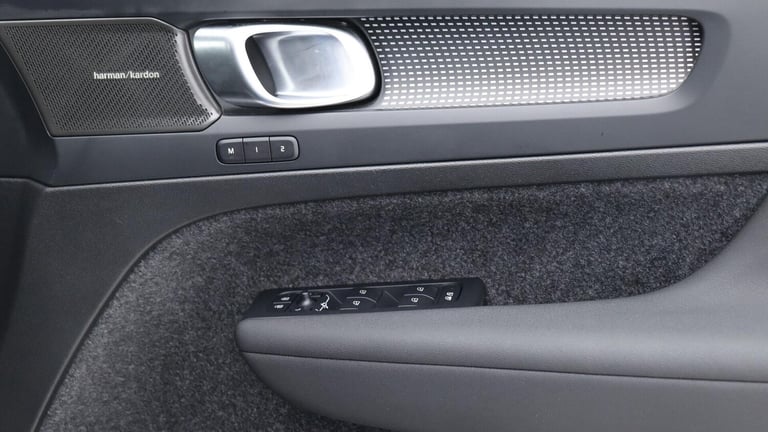 2025 Volvo XC40 B4 (P) Ultra Dark (Sunroof, Pilot Assist, 21' Alloys, BLIS) ESTATE Petrol/Electri...