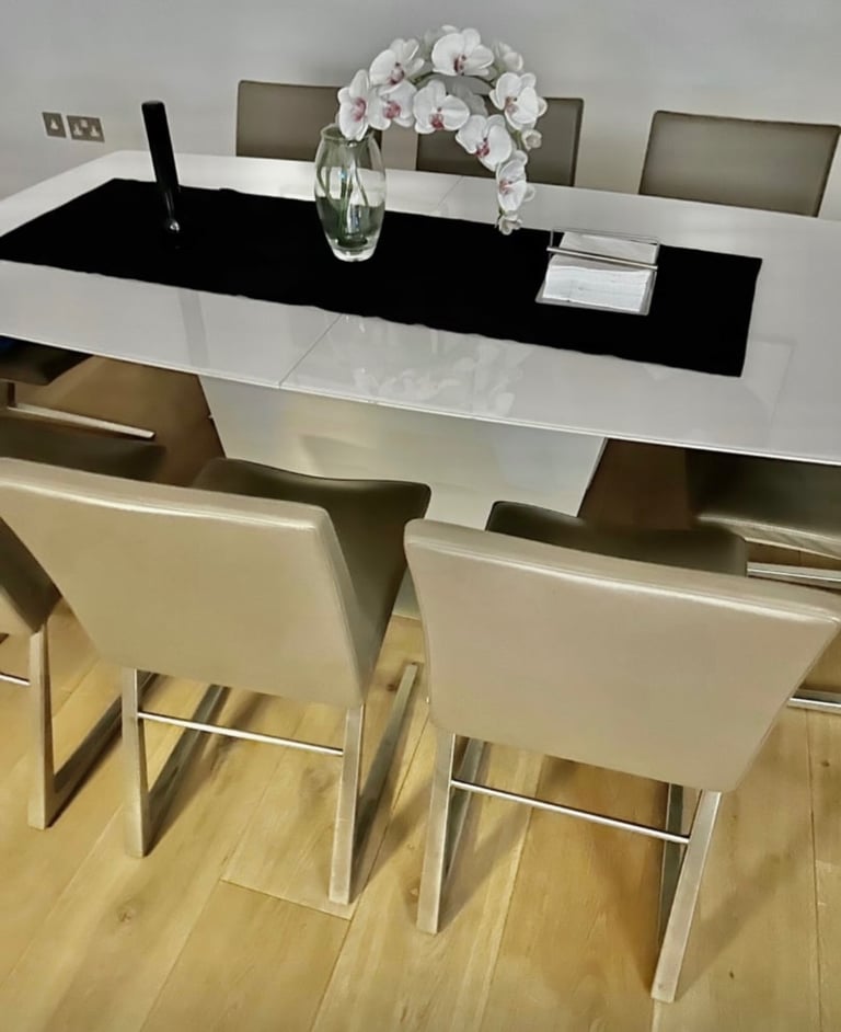image for BoConcept Milano extendable dining table 
