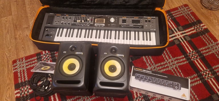 Roland VR-09 Keyboard + KRK Rokit 6 Monitors + Behringer UMC404HD Bundle