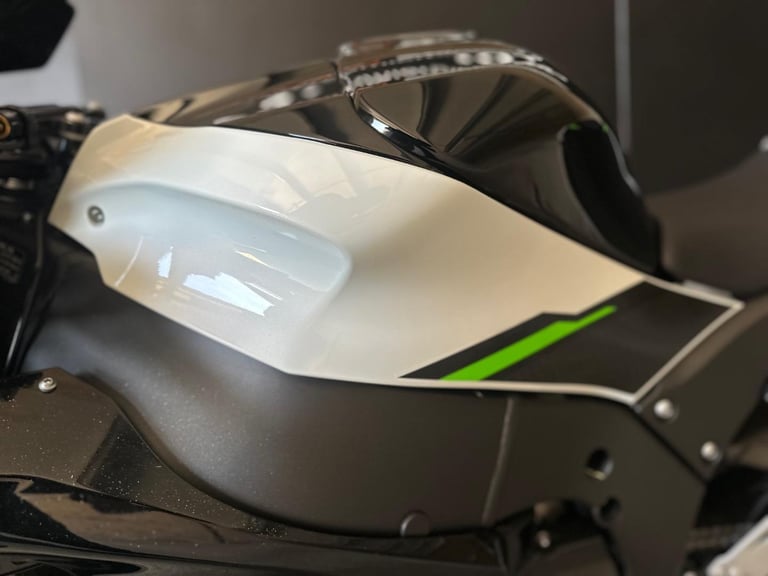 STUNNING ONE OWNER 2024/24 KAWASAKI ZX-10R MOTORCYCLE 